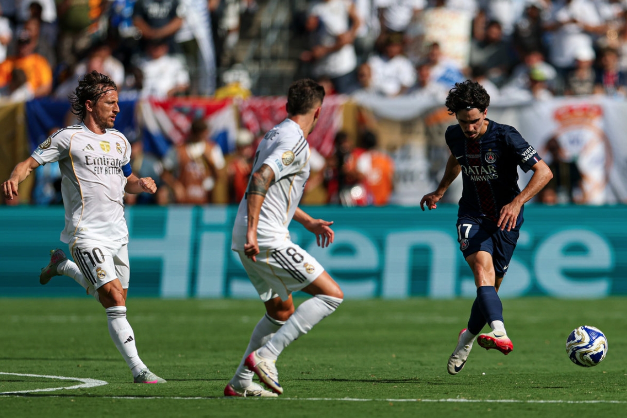 巴黎圣日耳曼队员狂砍三球，轻松取胜